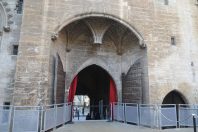 Avignon_-_palais_des_papes_-_Cour_d'honneur _portail WIKIMEDIA