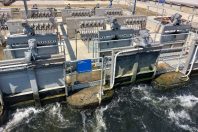 Désinfection des eaux usées par traitement ultraviolets, à l'usine d'épuration Baix de Llobregrat exploitée par Agbar.