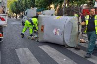 Des agents de Montreuil désencombrent la chaussée après les émeutes de juin 2023