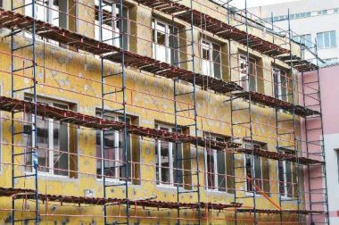 Rénovation du bâti scolaire : des syndicats et ONG réclament un plan national de financement de 50 milliards d’euros