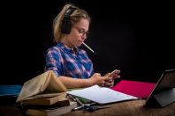 smartphone-jeune-Olivier Tabary-AdobeStock_123583388