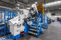 Contrôle d'une tréfileuse par un opérateur chez Lisi Automotive, branche automobile du groupe Lisi, à Delle (Territoire de Belfort).