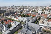 Vincennes (Val-de-Marne) compte une diversité de bâtiments dans un tissu urbain dense : au premier plan, l’hôtel de ville (1891 et 1935), entouré à l’ouest du centre administratif (1981)
et au nord du pôle culturel Coeur de ville (2003).