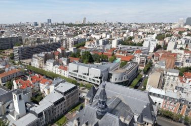 Vincennes (Val-de-Marne) compte une diversité de bâtiments dans un tissu urbain dense : au premier plan, l’hôtel de ville (1891 et 1935), entouré à l’ouest du centre administratif (1981)
et au nord du pôle culturel Coeur de ville (2003).