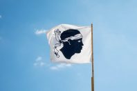 korsischen Flagge an einem sonnigen Tag