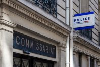 Paris, France - 9 octobre 2022: Vue extérieure d'un commissariat de police local dans un quartier de Paris, France