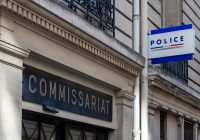 Paris, France - 9 octobre 2022: Vue extérieure d'un commissariat de police local dans un quartier de Paris, France