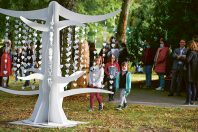Dans certaines communes, des rituels collectifs prennent place tous les ans pour les familles. Ici autour d’un arbre du souvenir dédié aux tout-petits.