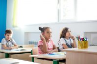 Si une bonne qualité de l'air intérieur contribue à limiter les pathologies chez les enfants et les adolescents, par ricochet, et les adultes qu’ils côtoient, elle favorise aussi un meilleur apprentissage.