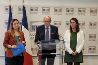 De gauche à droite, les députés Marjolaine Meynier-Millefert, Jean-Louis Bricout et Julie Laernoes.