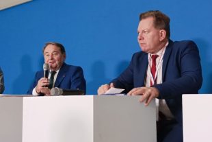 André Laignel, premier président délégué de l'AMF, maire d'Issoudun (Indre) et président du Comité de finances locales (CFL) et Antoine Homé, co-président de la commission finances de l'AMF et maire de Wittenheim (Haut-Rhin). Le 21 novembre 2023, au Congrès des Maires.