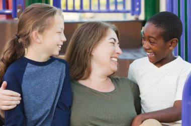 Assistantes familiales : comment leurs conjoints et leurs enfants sont impliqués