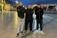 Tom Bigot (à gauche), assistant social et Olivier Luciani (au centre), éducateur spécialisé et coordinateur de l'équipe de maraude et Toufik Meniri, volontaire en service civique, devant la gare Saint-Charles, à Marseille.