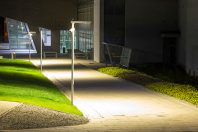 Une voie d'accès éclairée