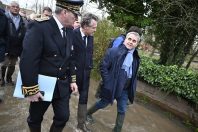 Christophe Béchu en visite dans le Pas-ce-Calais le 4 janvier 2024, en compagnie notamment de Xavier Bertrand, président de la région des Hauts de France.