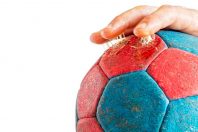 Dans les gymnases, le handball et la colle de la discorde
