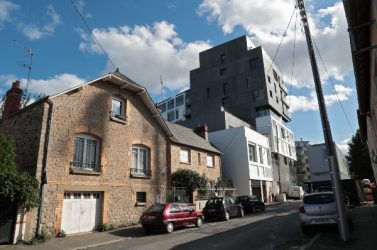 La reconstruction de la ville sur la ville engendre souvent des tensions avec le voisinage.