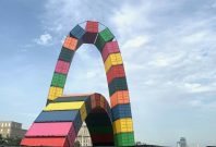 Photographie_de_la_sculpture_Catène_de_Containers_de_l'artiste_Vincent_Ganivet_au_Havre Wikimedia CC BY-SA 4.0