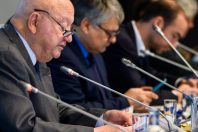 André Santini, président du Sedif depuis 1983, lors du vote du comité syndical le 25janvier 2024 pour le choix de l'attributaire de son marché de DSP.