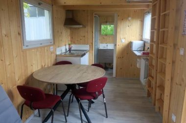 Implantée au centre de la commune, la tiny house de Morteau accueille des personnes seules ou des familles (jusqu'à 4), orientées par le 115.