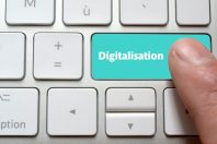 Un homme presse le bouton du clavier de son ordinateur digitalisation