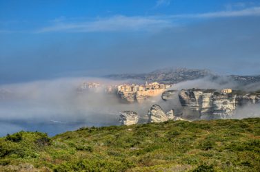 paysage citadelle brume