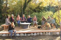 L’ancrage de jeux, petit mobilier ou platelages, ne nécessite pas toujours de béton. On peut poser sur pierres hors d’eau 
ou comme ici à Lanas (Ardèche) sur dalle, invisible sous le platelage. Conception-réalisation: atelier Bivouac.