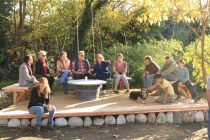 L’ancrage de jeux, petit mobilier ou platelages, ne nécessite pas toujours de béton. On peut poser sur pierres hors d’eau 
ou comme ici à Lanas (Ardèche) sur dalle, invisible sous le platelage. Conception-réalisation: atelier Bivouac.