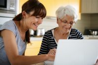 Une jeune femme aide une personne agée