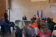 A Avelin (Nord), le rapporteur général du Budget Jean-René Cazeneuve est venu défendre le budget de l'État devant les élus locaux. Il est interpellé par Benjamin Dumortier, maire de Cysoing.
