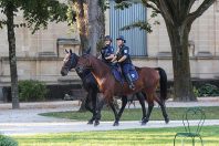 Les mobilités douces sont encouragées par la ville de Bordeaux, dont les policiers municipaux circulent de plus en plus à pied, à cheval ou à VTT.