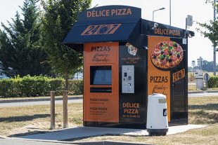 Distributeur Délice Pizza installé dans le parking d'une zone