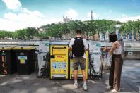 Des corbeilles compactrices ont été installées quai de la Pêcherie à Lyon (Rhône).