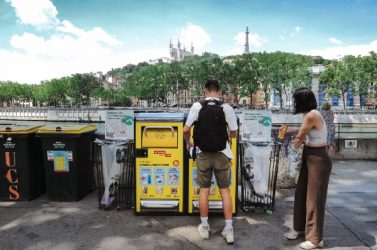 Des corbeilles compactrices ont été installées quai de la Pêcherie à Lyon (Rhône).