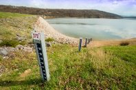 Niveau d'eau sur un lac