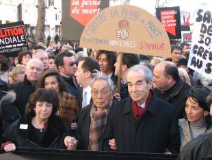 Corinne Lepage, Sakae Menda (ancien condamné à mort au Japon) et Robert Badinter lors d'une manifestation contre la peine de mort le 3 février 2007.