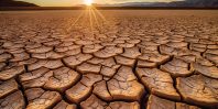 lit d'une rivière à sec, terre asséchée, craquelée