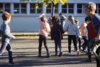 Deplacement en Gironde de la ministre en charge de l'Egalite entre les femmes et les hommes et de la Lutte contre les discriminations pour observer les aménagements mis en place dans la cour de récréation d'une ecole pour la dé-genrer, afin de facilit