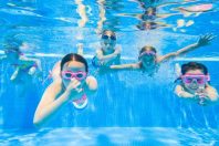 Enfants à la piscine