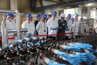 Roland Lescure, ministre délégué chargé de l’industrie et de l’énergie, lors de l'inauguration de l’usine ultramoderne de Manikheir, qui produit des gants médicaux, au cœur de la Sarthe, ce jeudi 18 avril.