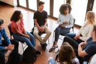 Groupe de discussion entre adolescents