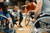 Un coach parle à ses joueurs de handibasket