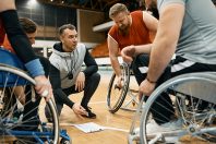 Un coach parle à ses joueurs de handibasket