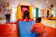 Les enfants de la crèche de Saint-André-de-la-Roche participent chaque semaine à une séance de baby gym pour leur donner le goût de l'activité physique dès le plus jeune âge.