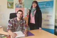 Sur le site de la Maison France Services de Saint-Bonnet-en-Champsaur avec l’accompagnateur santé de la Communauté professionnelle et territoriale (CPTS) du Champsaur Valgaudemar, Maxime Soumarmon aux côtés de Christel-Aurore Machado, directrice de la délégation départementale des Hautes Alpes de l'Agence régionale de Santé Paca.