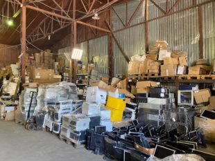 Prolonger la vie des appareils électroniques en les reconditionnant est un moyen de réduire leur impact environnemental.