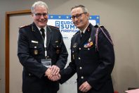 Karl-Heinz Banse, président de l'Association allemande des pompiers (DFV) et Jean-Paul Bosland, président de la Fédération nationale des sapeurs-pompiers de France, à Paris, le 9 avril 2024