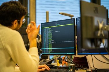 Les Jeux olympiques et paralympiques de Paris 2024 constituent une opportunité pour les collectivités hôtes de mettre 
en place un système de cyberdéfense, susceptible de perdurer après l’événement.