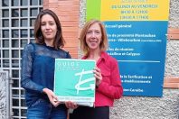 Éléa Massari, responsable de service RSA-insertion et Françoise Laflorentie, directrice de la Cohésion sociale présentent le guide co-élaboré par l’ensemble des travailleurs sociaux du conseil départemental du Tarn et Garonne
