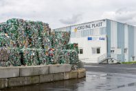 La nouvelle technologie équipée d’intelligence artificielle développée par Tomra permet une séparation du polyéthylène 
téréphtalate (PET) transparent et du PET blanc.